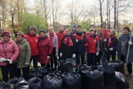 Волонтёрский отряд "Восход" помог в уборке Пискарёвского мемориала